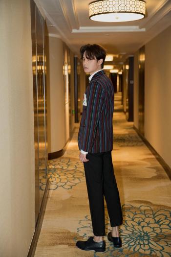 尹正帅气儒雅写真图片第2张