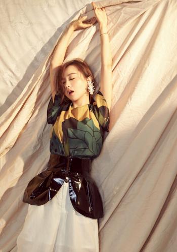 高清中国内地云南保山女演员杨蓉透视纱裙高清手机壁纸第0张