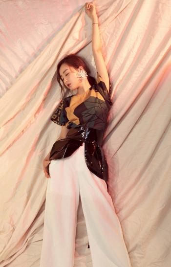 高清中国内地云南保山女演员杨蓉透视纱裙高清手机壁纸第1张