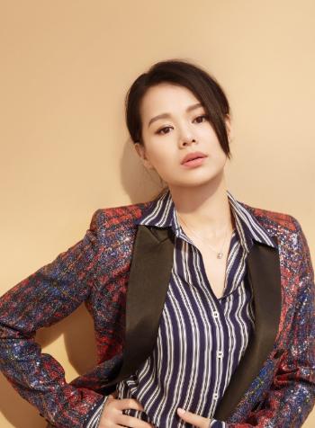 中国香港歌手女演员胡杏儿黑色正装干练优雅写真图片第3张