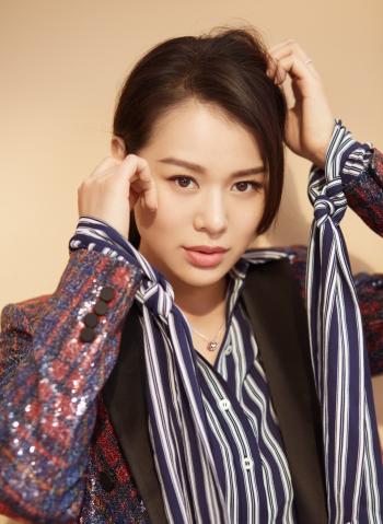 中国香港歌手女演员胡杏儿黑色正装干练优雅写真图片第0张