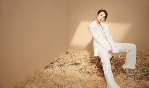 中国香港歌手女演员胡杏儿黑色正装干练优雅写真图片第2张
