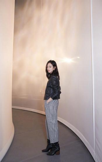 高清中国台湾影视女演员张钧甯黑白撞色高清日历壁纸第2张