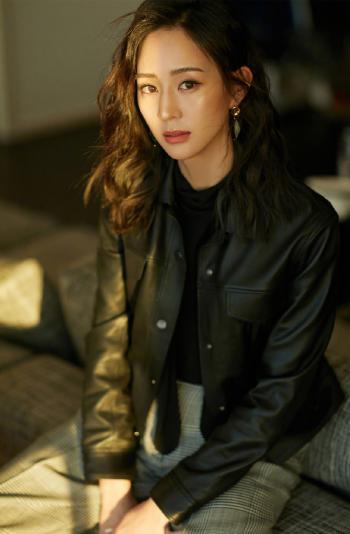 高清中国台湾影视女演员张钧甯黑白撞色高清日历壁纸第3张