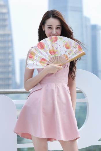 新疆乌鲁木齐美女演员迪丽热巴性感迷人写真桌面壁纸第0张
