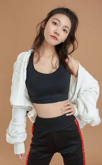 内地重庆渝中女演员孙骁骁甜美灵动时尚写真大片第0张