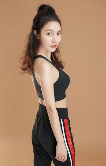内地重庆渝中女演员孙骁骁甜美灵动时尚写真大片第2张