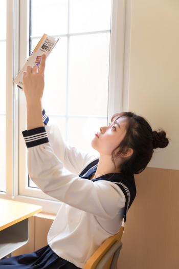 清纯校花美女生活照 长发直发美女图片大全第4张