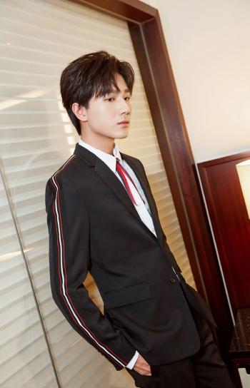 大陆内地男演员李宏毅帅气不羁时尚写真图片第0张