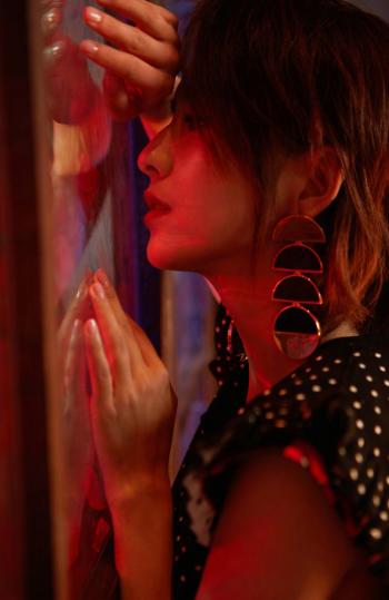 高清中国内地新疆伊犁影视女演员佟丽娅性感妩媚写真图片第2张
