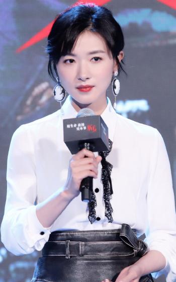 万茜OL装扮干练性感杂志写真图片第5张