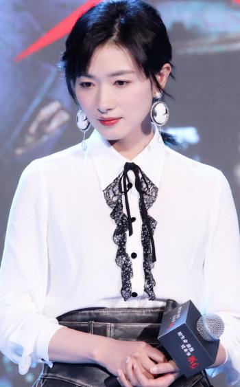 万茜OL装扮干练性感杂志写真图片第6张