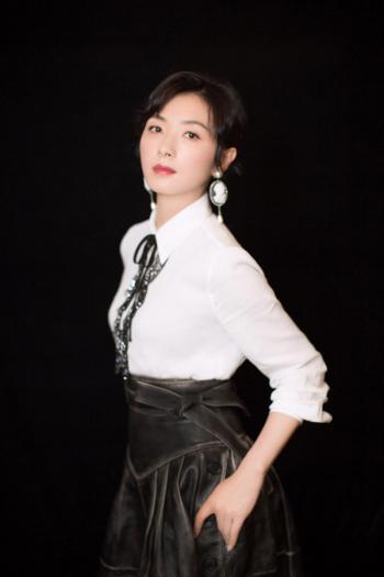 万茜OL装扮干练性感杂志写真图片第4张