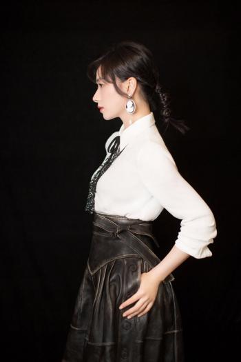 万茜OL装扮干练性感杂志写真图片第5张