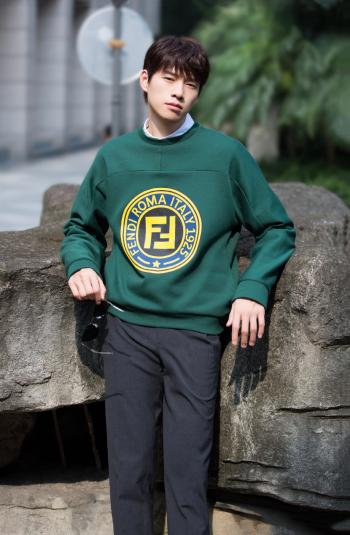 魏大勋帅气暖男时尚写真大片第3张
