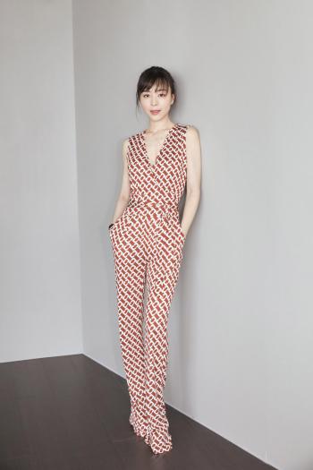 中国内地福建永安女演员张静初红衣造型写真图片:知性优雅第0张
