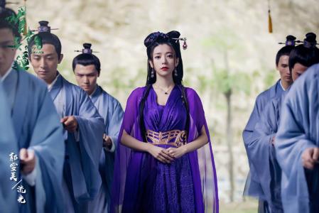 中国台湾流行乐女歌手、影视演员、平面模特郭雪芙玩性感居家写真露香肩锁骨图片第1张