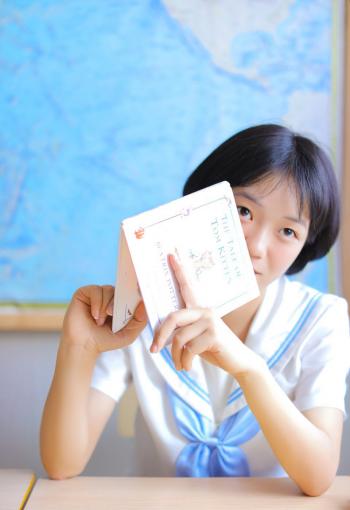 短发美女大学生性感mm制服诱惑写真第0张