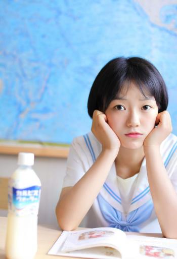 短发美女大学生性感mm制服诱惑写真第2张