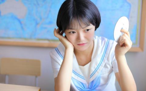短发美女大学生性感mm制服诱惑写真第3张