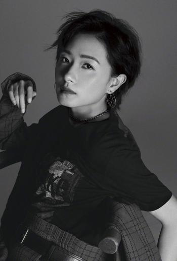 万茜OL装扮干练性感杂志写真图片第0张