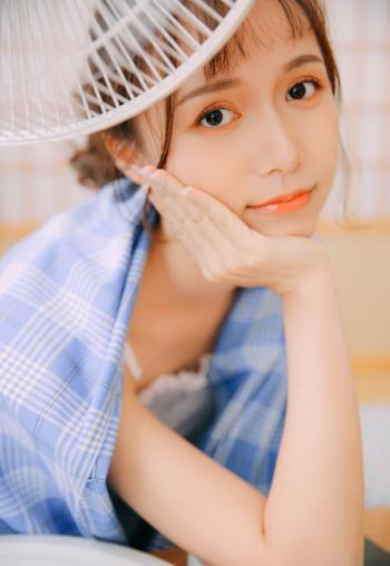高清00后青春美少女热裤美女吊带锁骨性感私房写真第2张