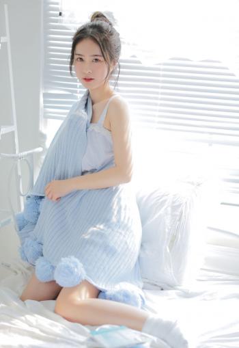 高清清纯床上美女吊带壁纸图片第0张