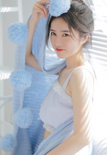 高清清纯床上美女吊带壁纸图片第2张