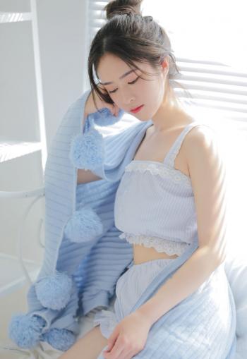 高清清纯床上美女吊带壁纸图片第1张