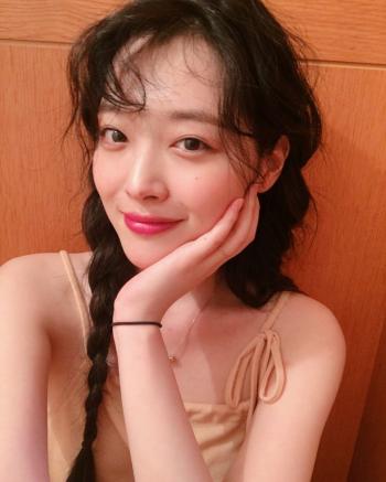 性感美女明星崔雪莉大胆车内自拍照图片第5张