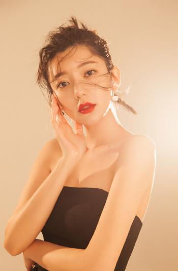 中国台湾流行乐女歌手、影视演员、平面模特郭雪芙玩性感居家写真露香肩锁骨图片第0张