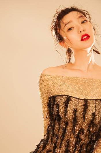 中国台湾流行乐女歌手、影视演员、平面模特郭雪芙玩性感居家写真露香肩锁骨图片第1张