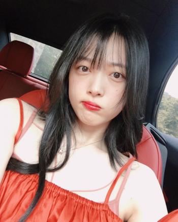 性感美女明星崔雪莉大胆车内自拍照图片第3张