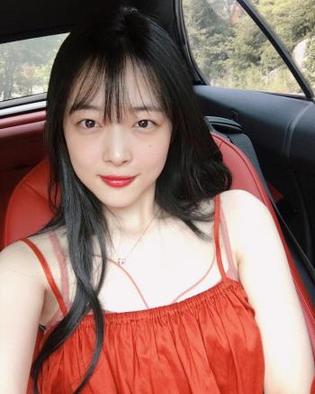 性感美女明星崔雪莉大胆车内自拍照图片第4张