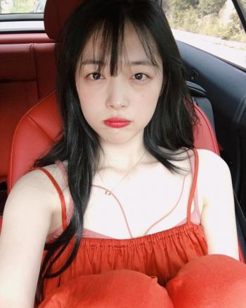 性感美女明星崔雪莉大胆车内自拍照图片第6张