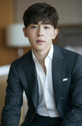 中国内地影视河北省石家庄男演员邓伦儒雅绅士西装写真图片第2张