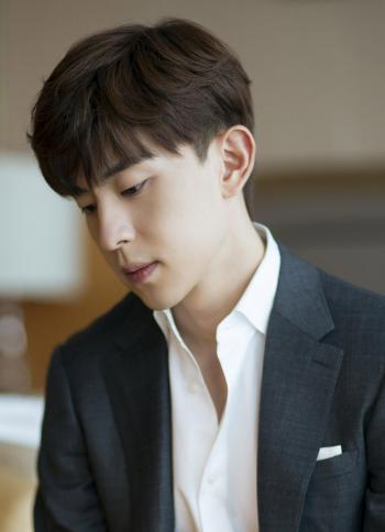 中国内地影视河北省石家庄男演员邓伦儒雅绅士西装写真图片第3张