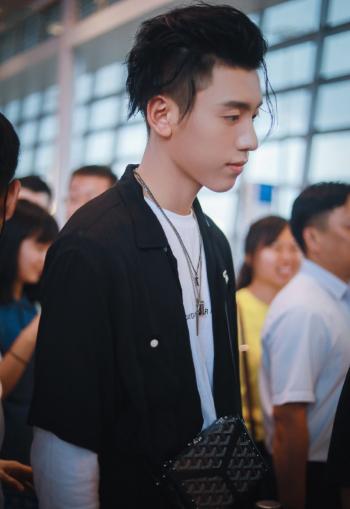 魏大勋帅气暖男时尚写真大片第3张