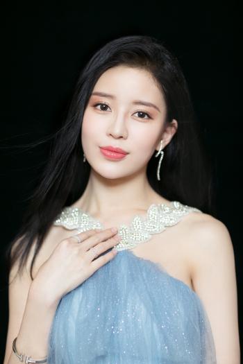 中国内地广东省深圳女演员温心湖蓝长裙优雅气质写真图片第3张