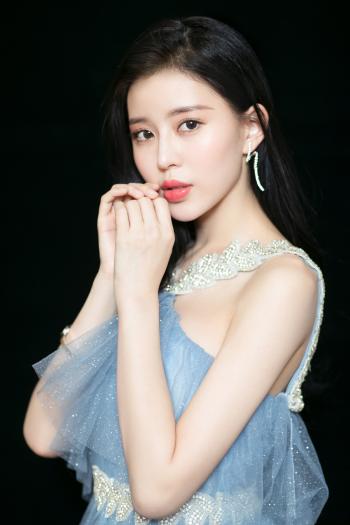 中国内地广东省深圳女演员温心湖蓝长裙优雅气质写真图片第2张