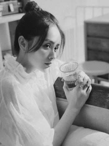 邓莎吊带白裙灵动俏皮写真图片  邓莎图片第0张