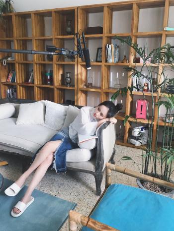 邓莎吊带白裙灵动俏皮写真图片  邓莎图片第4张
