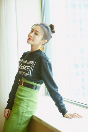 秦岚异国风情写真图片 性感红唇成熟妩媚第3张