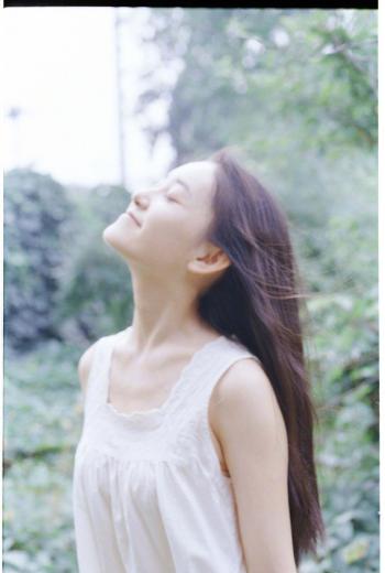 蒋依依仙气白裙清纯高清桌面壁纸第6张