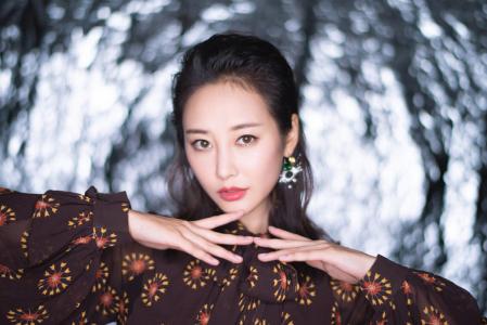 高清中国内地安徽芜湖女演员李纯时尚写真桌面壁纸下载第1张