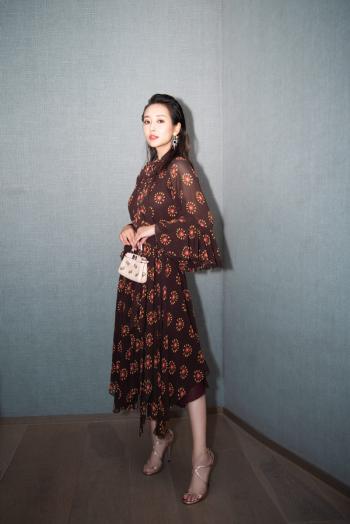 高清中国内地安徽芜湖女演员李纯时尚写真桌面壁纸下载第3张
