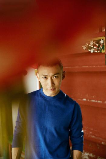 陈晓光头造型帅气西装写真图片第5张
