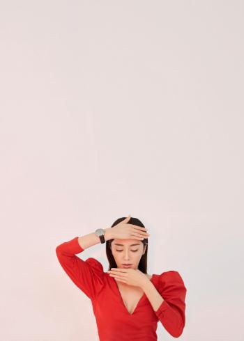 秦岚异国风情写真图片 性感红唇成熟妩媚第4张