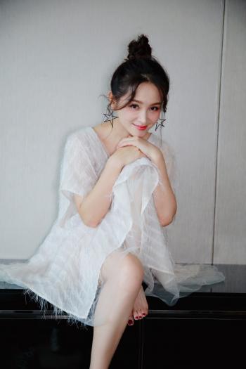 邓莎吊带白裙灵动俏皮写真图片  邓莎图片第2张