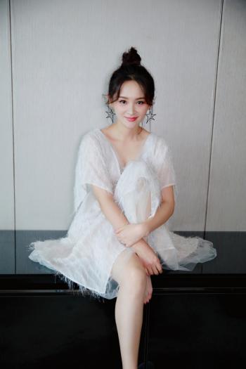 邓莎吊带白裙灵动俏皮写真图片  邓莎图片第4张